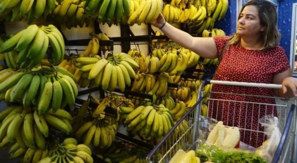 Inflação Desacelera em Abril, Mas Tomate e Farmácia Ainda Tiram o Sono do Brasileiro