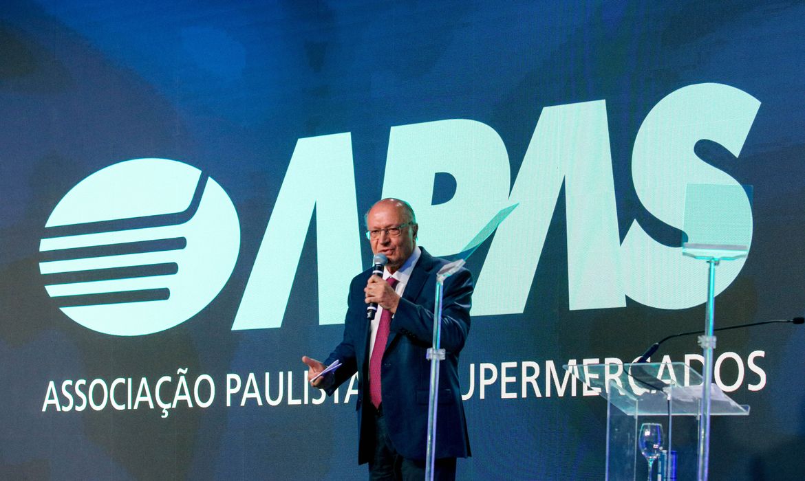Geraldo Alckmin prevê que o varejo brasileiro movimentará R$ 16 bilhões em 2025. Reforma tributária é apontada como crucial para o crescimento econômico e a simplificação tributária.